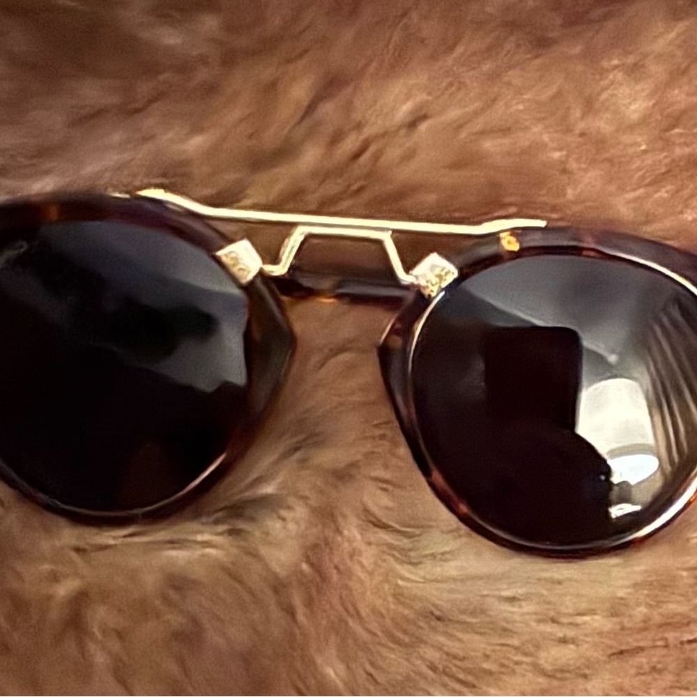 Stylish Tortoiseshell Sunglasses for Women - Picture 6 of 7